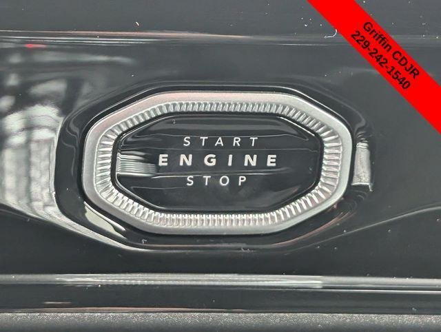 New 2026 Diamond Black Crystal Pearl-Coat Exterior Paint Jeep Laredo image 28