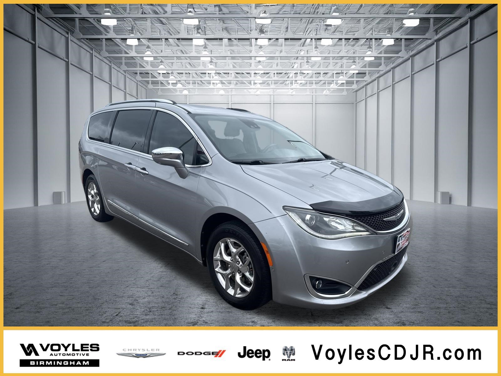 2017 Chrysler Pacifica Limited's photo