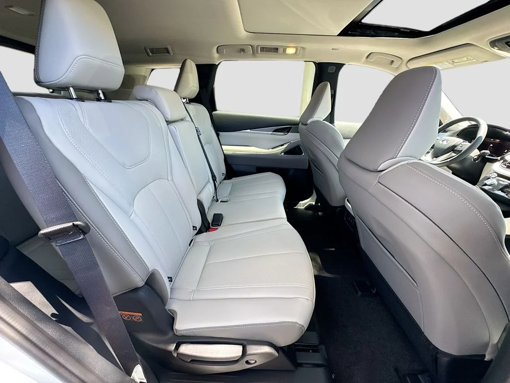 Used 2027 White INFINITI LUXE image 31