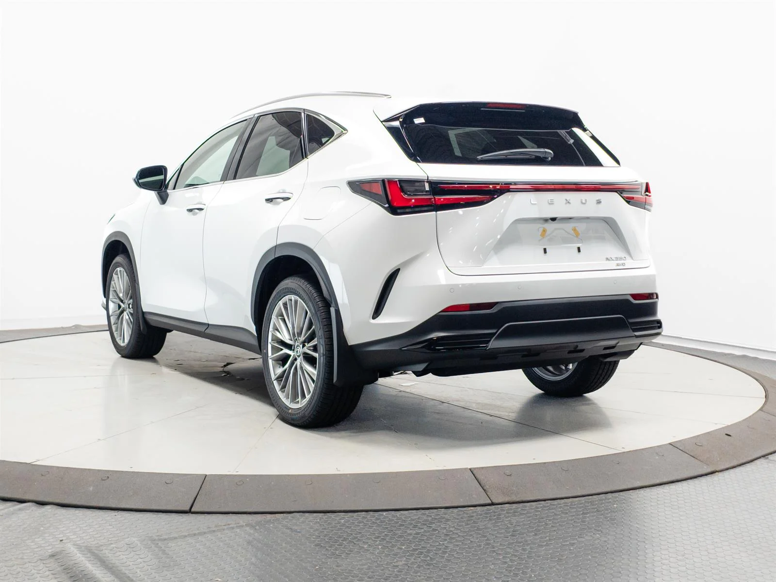 New 2026 Ultra White (083) Lexus Premium image 9