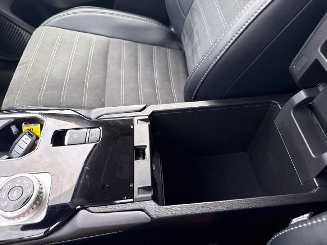 Used 2025  Mitsubishi SE image 36