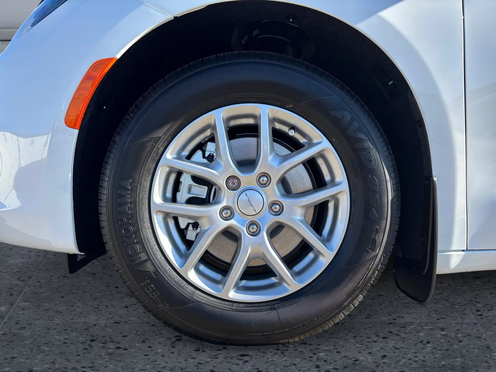 New 2027 BRIGHT WHITE Chrysler SXT image 9