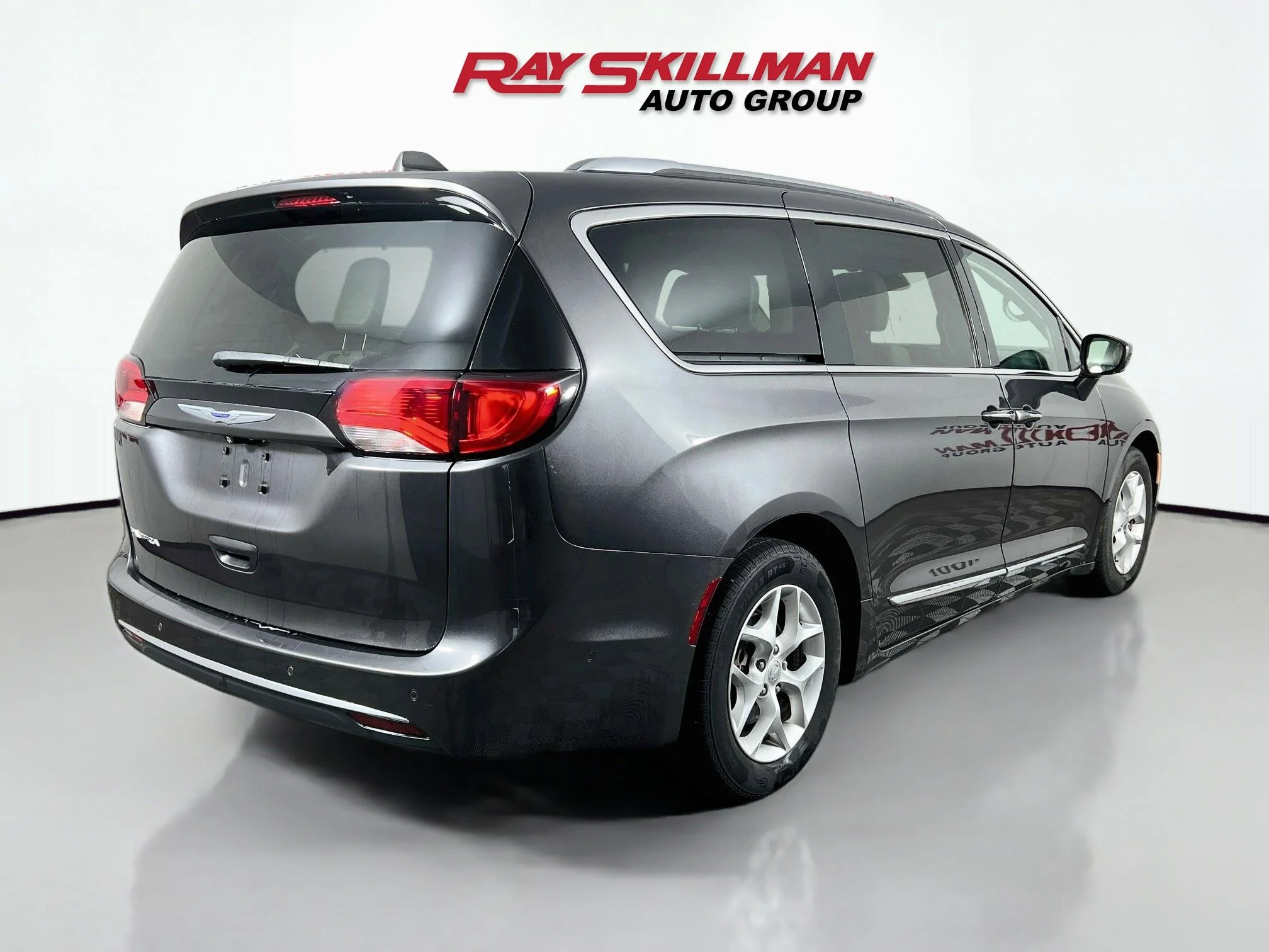 Used 2019 Granite Crystal Metallic Clearcoat Chrysler TOURING L PLUS image 7