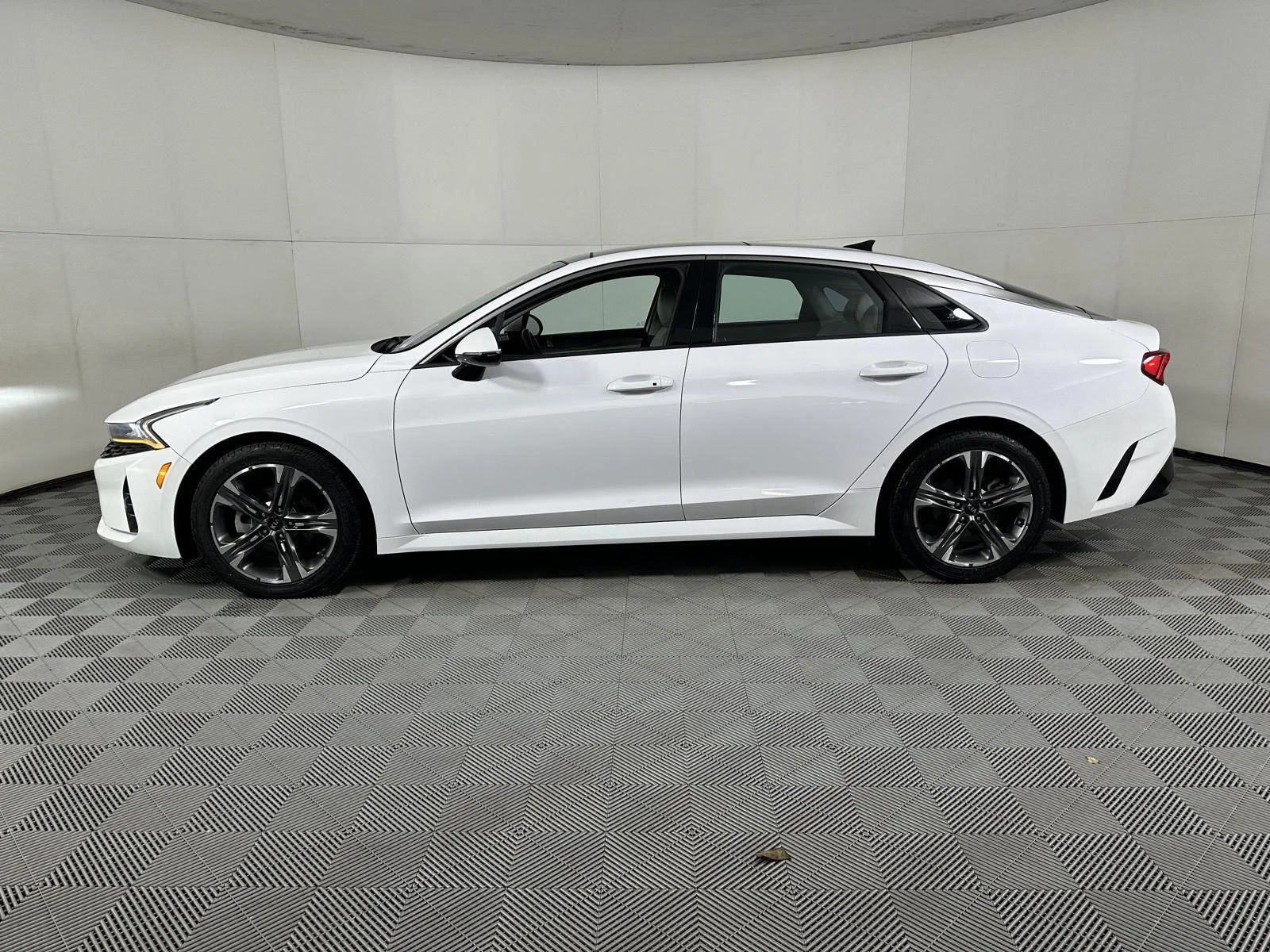 Used 2021 Glacial White Pearl Kia  image 20