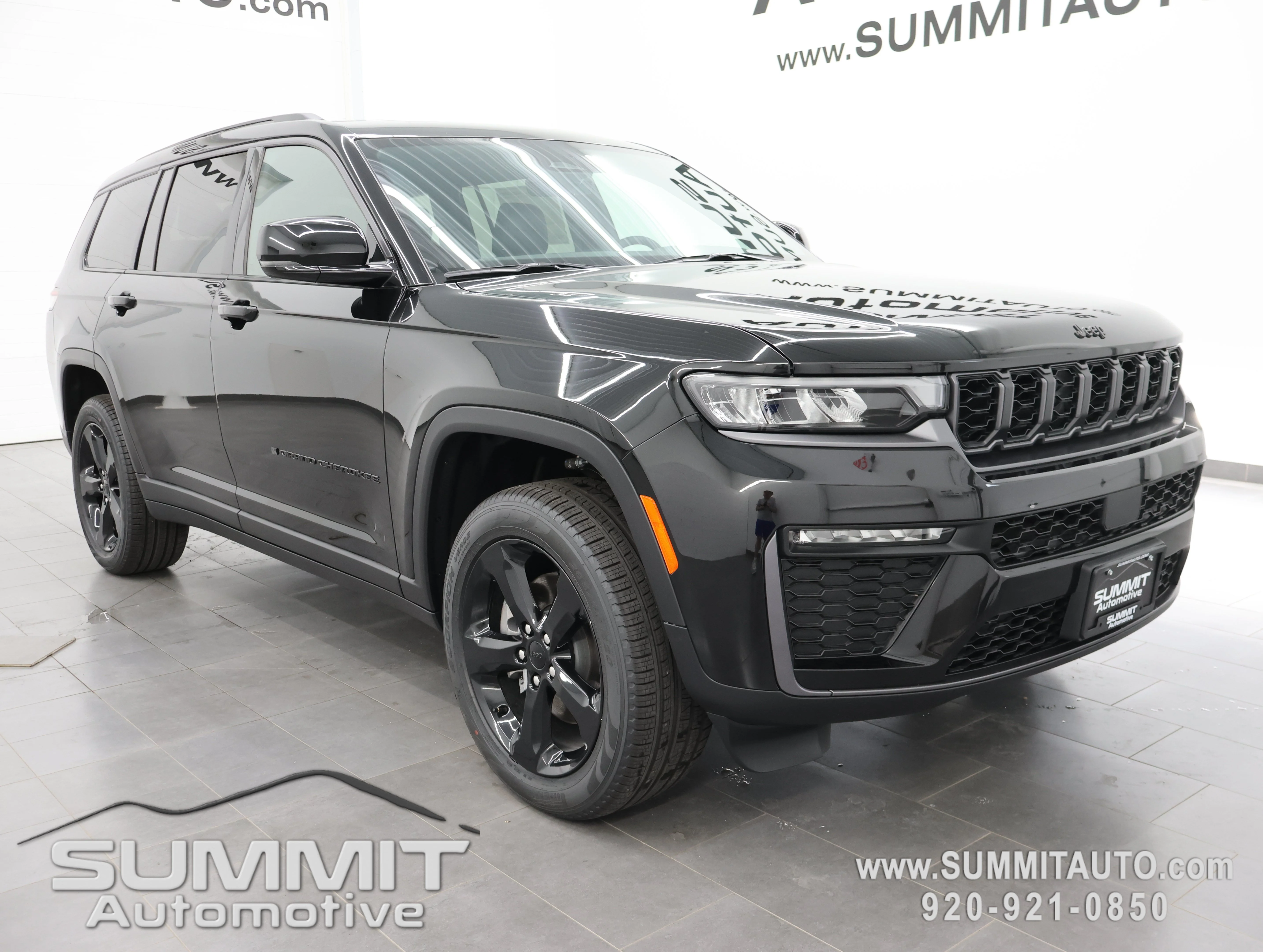 New 2026 Diamond Black Crystal Pearl-Coat Exterior Paint Jeep Limited image 2