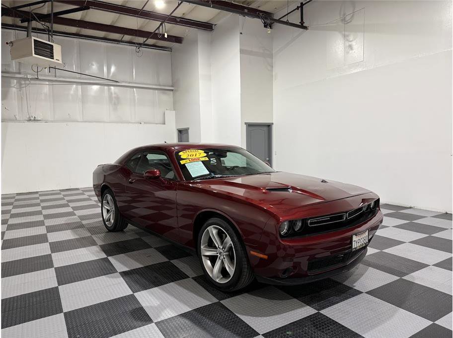 2017 Dodge Challenger SXT photo 2
