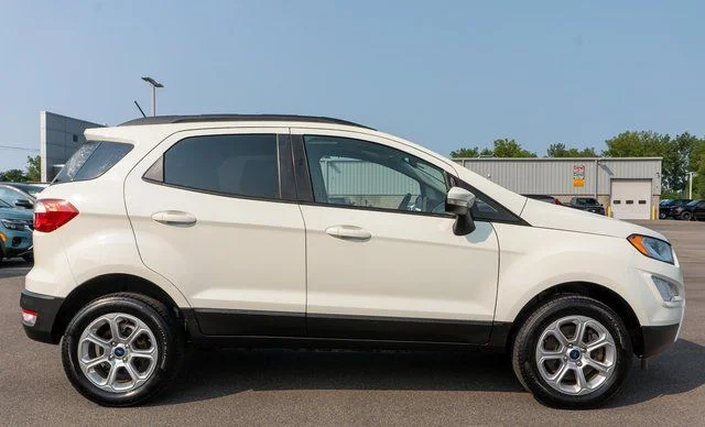Used 2022 White Ford SE image 5