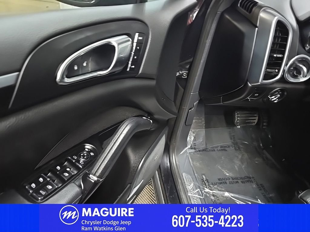 Used 2017 Moonlight Blue Metallic Porsche Base image 33