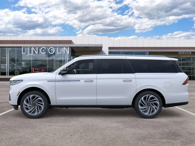 Used 2025 Crystal White Metallic Lincoln Reserve image 3