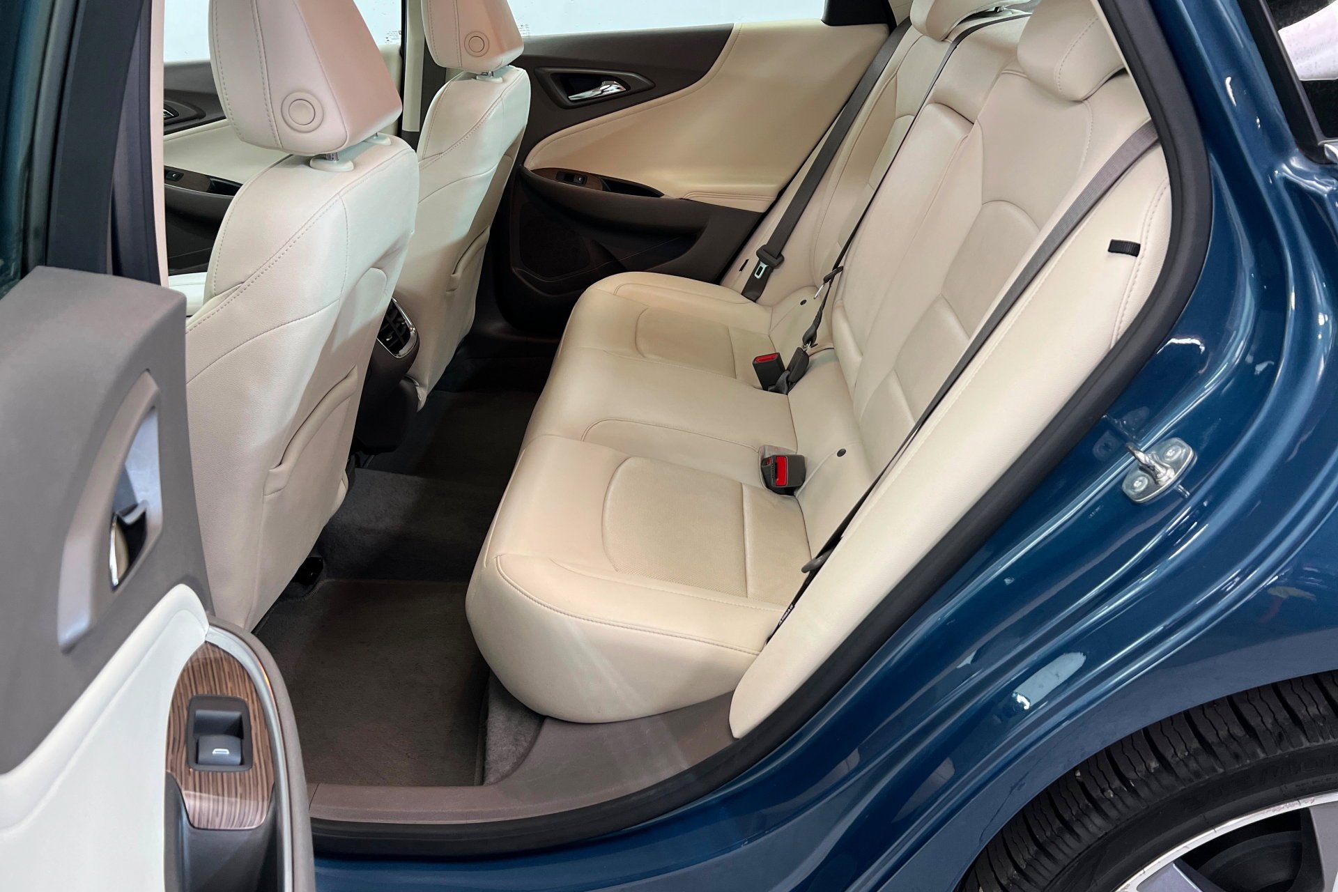 Used 2024 Lakeshore Blue Metallic Chevrolet LT image 22