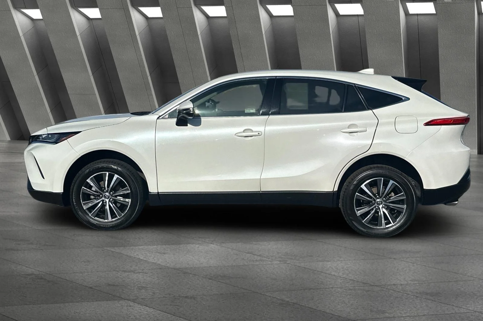 Used 2022 White Toyota LE image 8