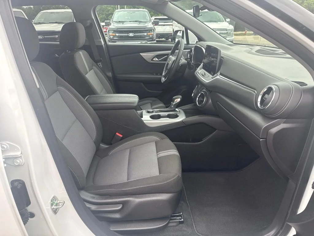 Used 2025 White Chevrolet LT image 9