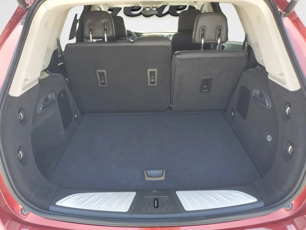 Used 2019 CHILI RED METALLIC Buick Essence image 9