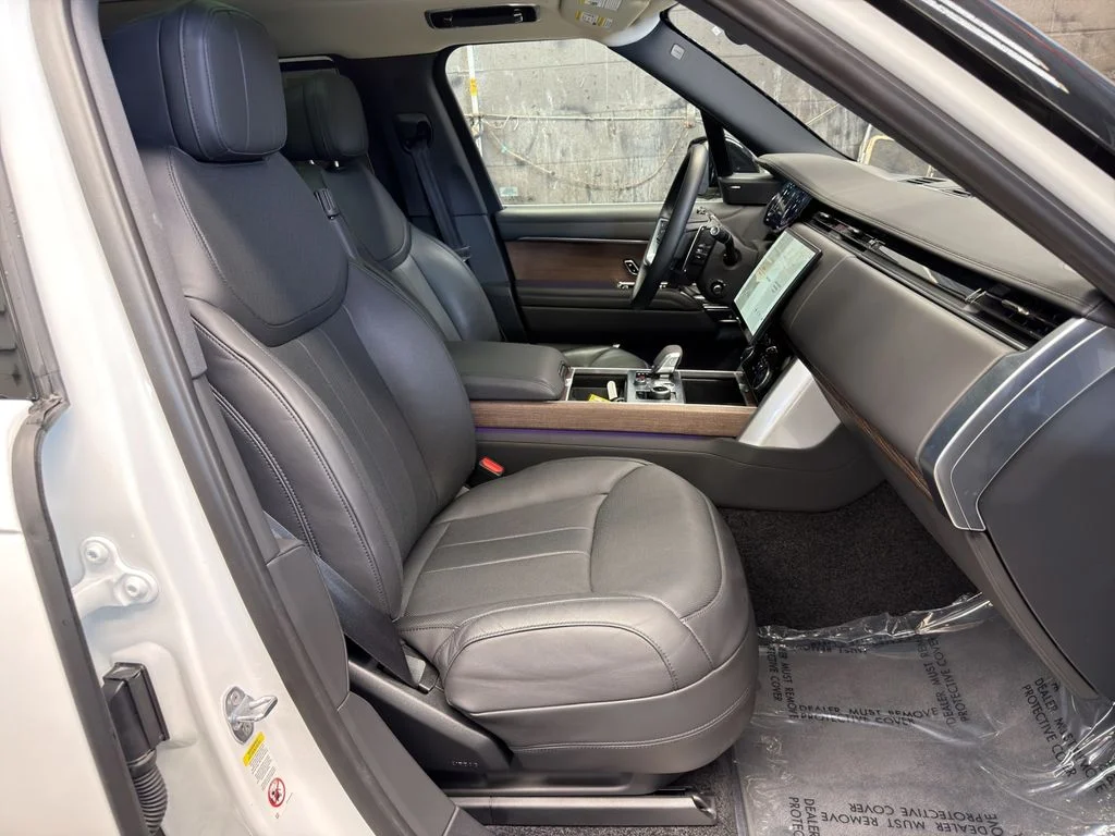 Used 2023 White Land Rover SE image 27