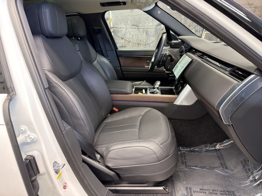 Used 2023 White Land Rover SE image 27