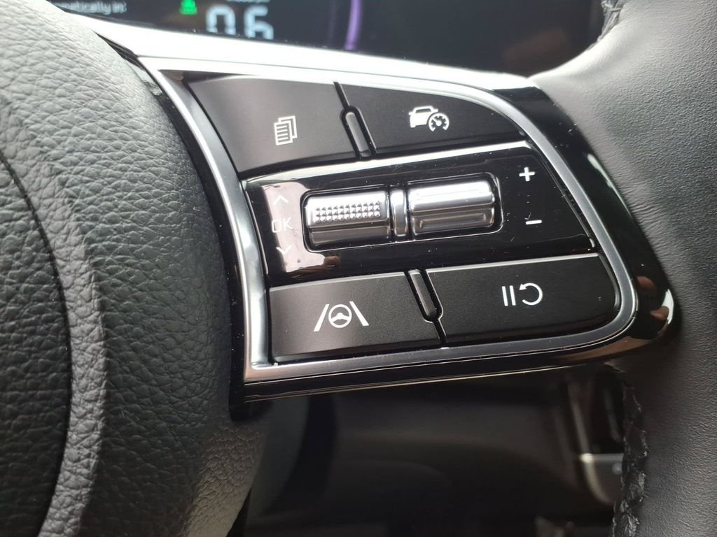 Used 2025 White Kia S image 28