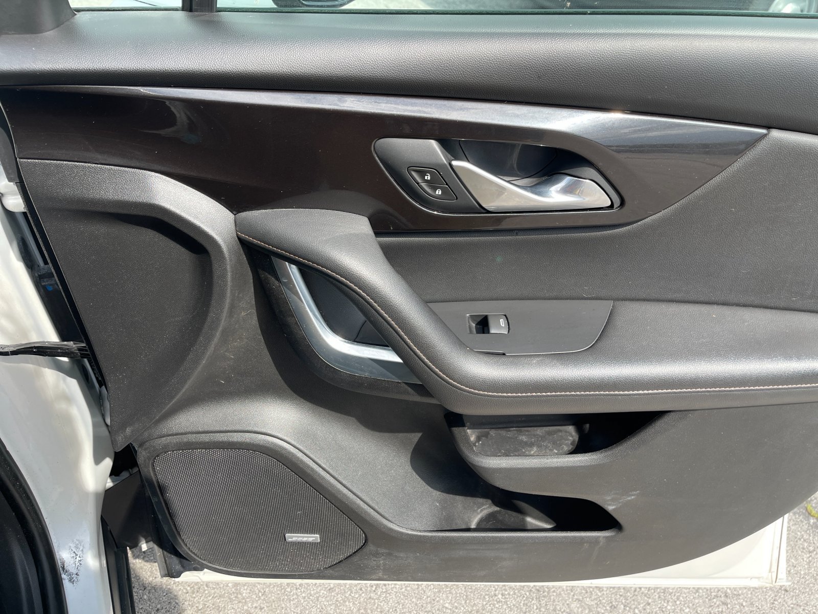 Used 2021 IRIDESCENT PEARL TRICOAT Chevrolet Premier image 29