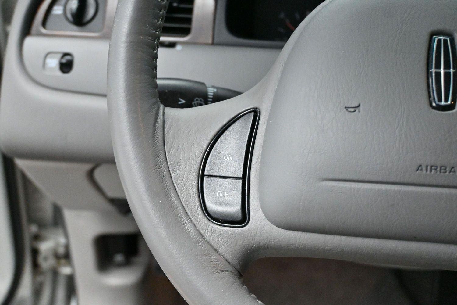 Used 2000  Lincoln Executive image 15
