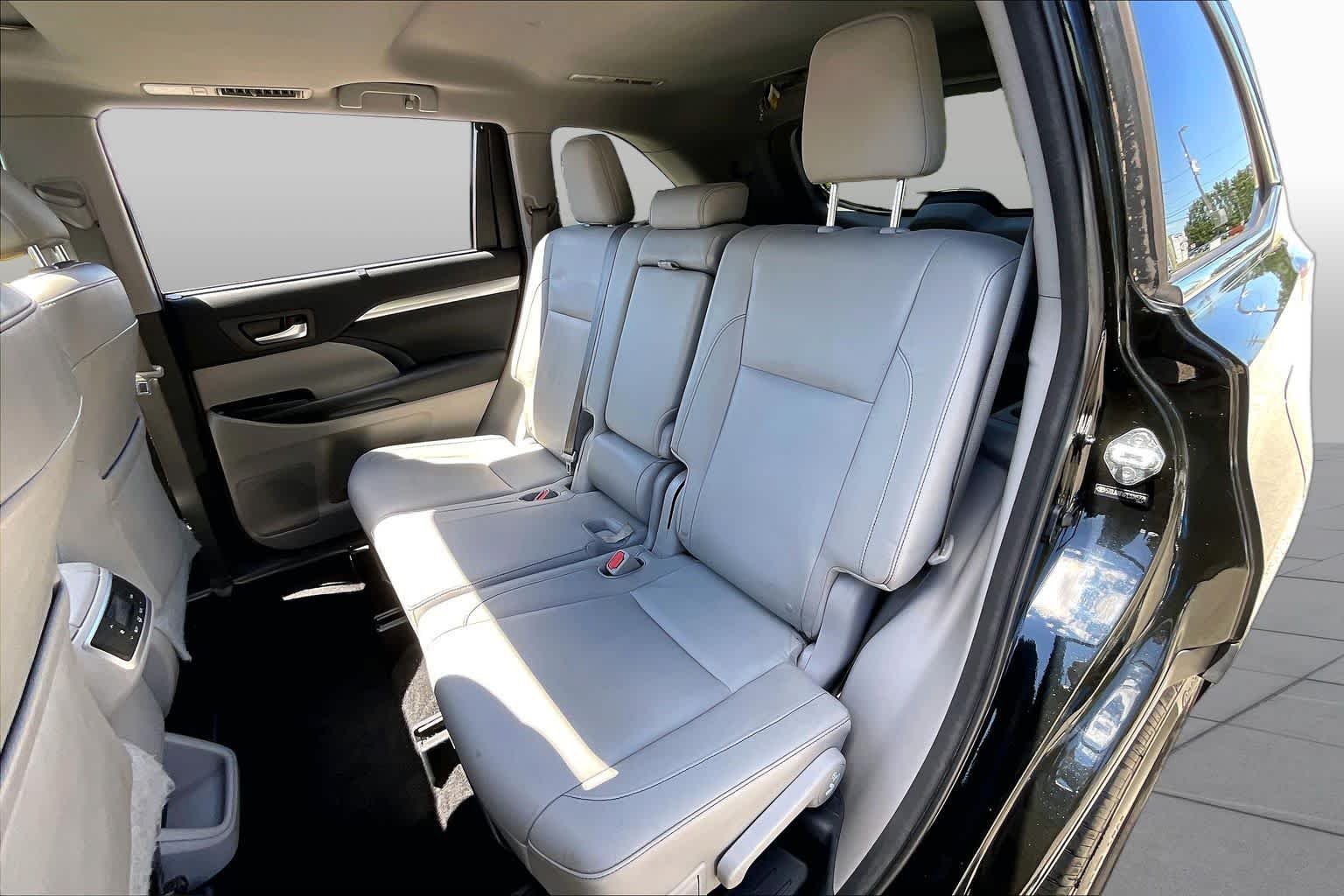 Used 2014 Attitude Black Metallic Toyota XLE image 21