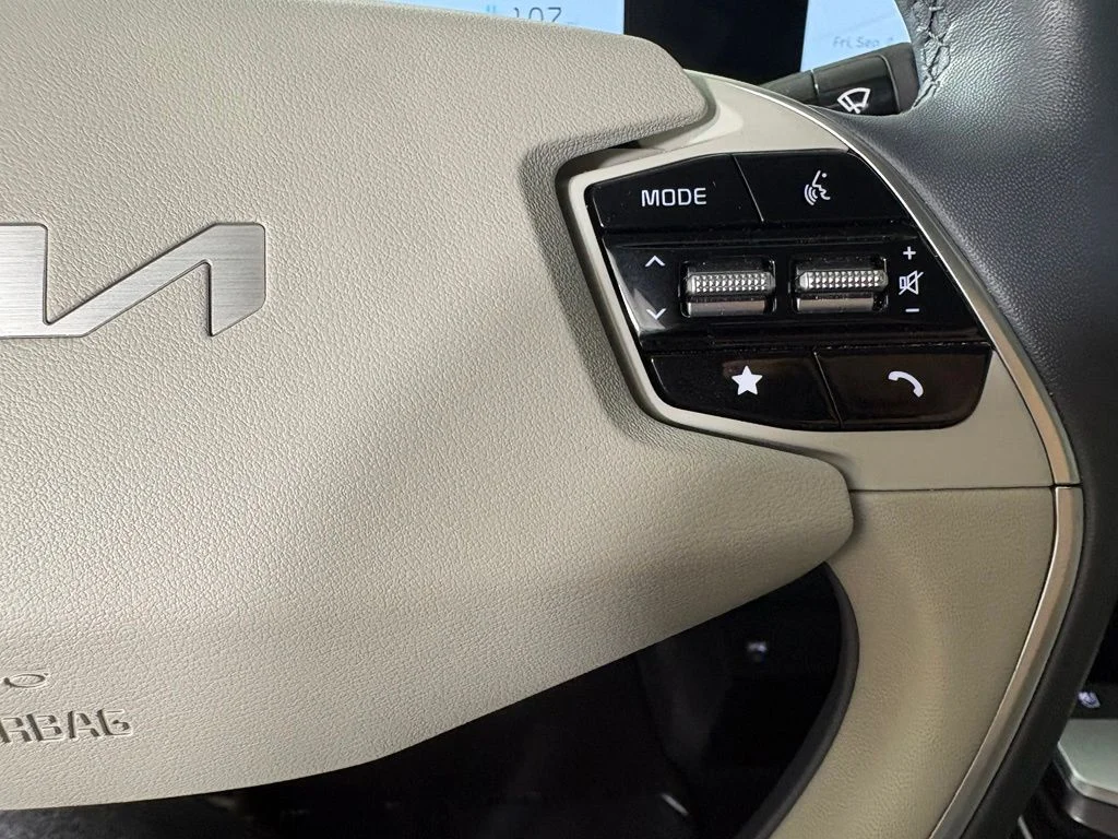 Used 2023 White Kia Wind image 25