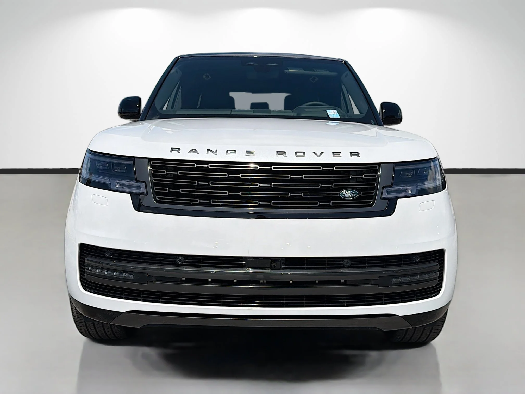 New 2026 Ostuni Pearl White Premium Metallic Land Rover SE image 8