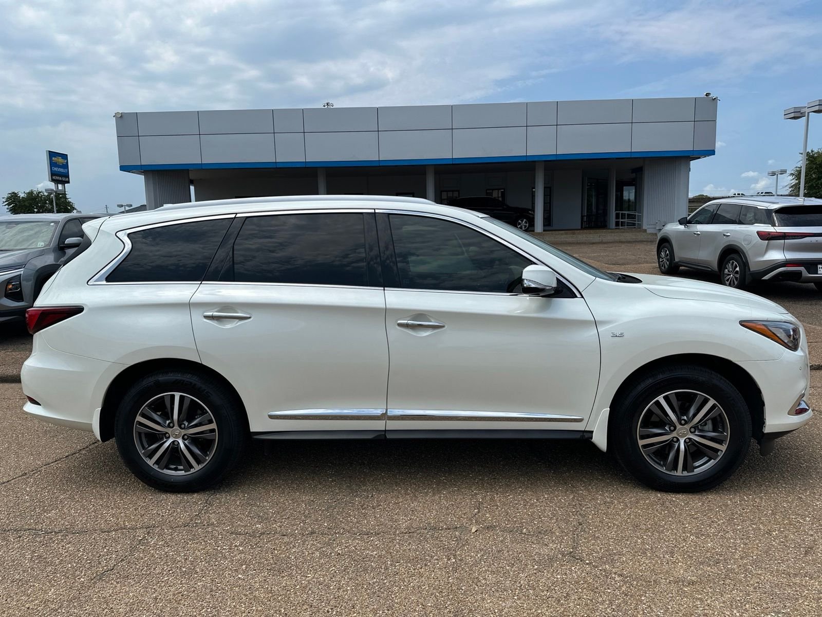 Used 2020 White INFINITI LUXE image 5