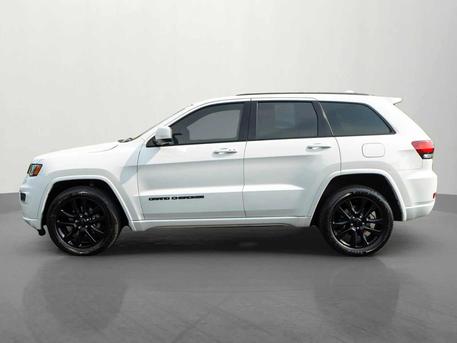 Used 2019 Bright White Clearcoat Jeep Altitude image 4