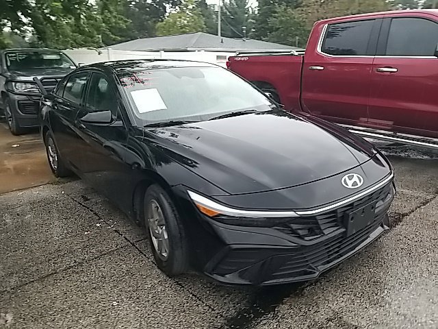 Used 2025 Black Hyundai SE image 2