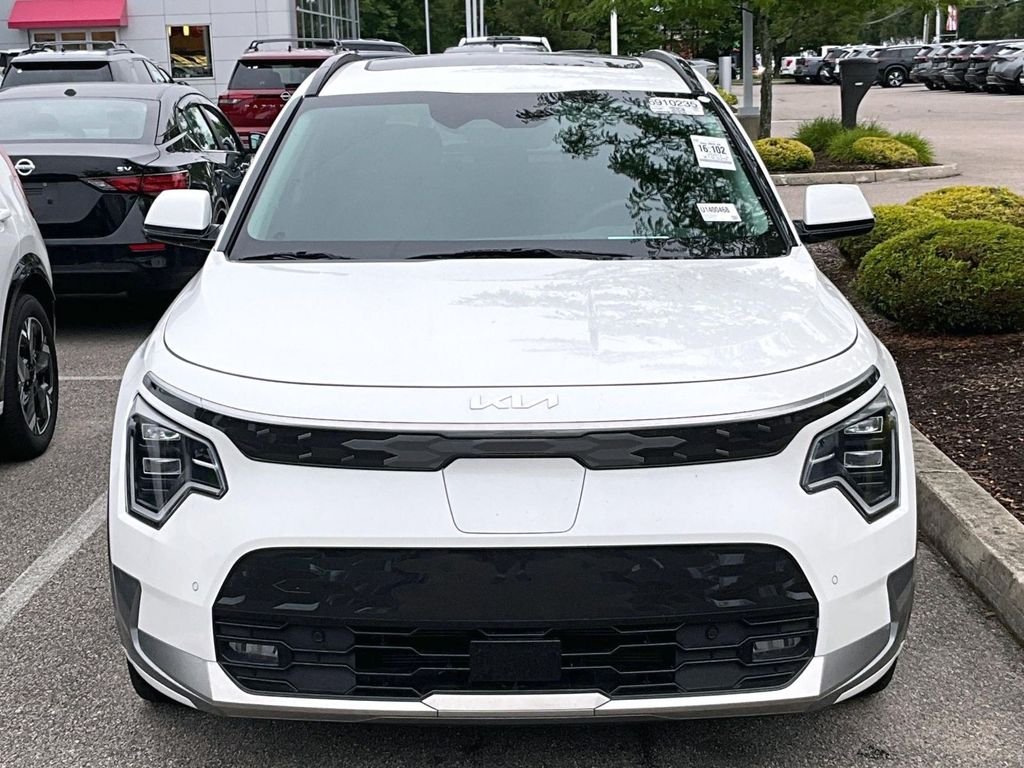 Used 2023 White Kia Wave image 2