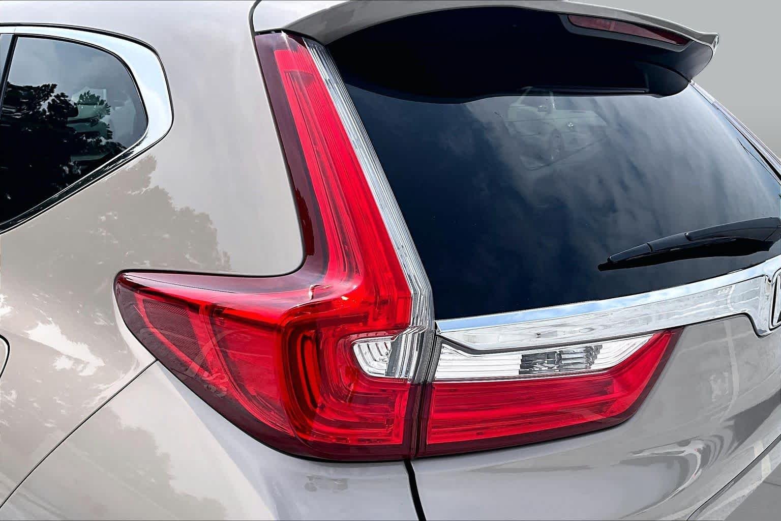 Used 2017 White Diamond Pearl Honda Touring image 29