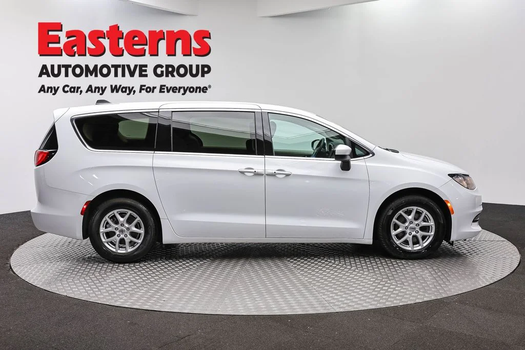 Used 2022 White Chrysler LX image 4