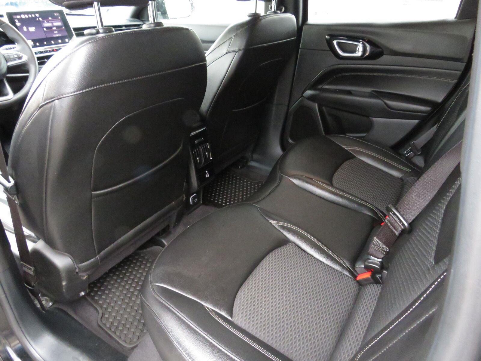 Used 2024 Diamond Black Crystal Pearlcoat Jeep Latitude image 23