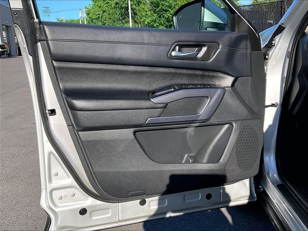 Used 2023 Silver Nissan SL image 9