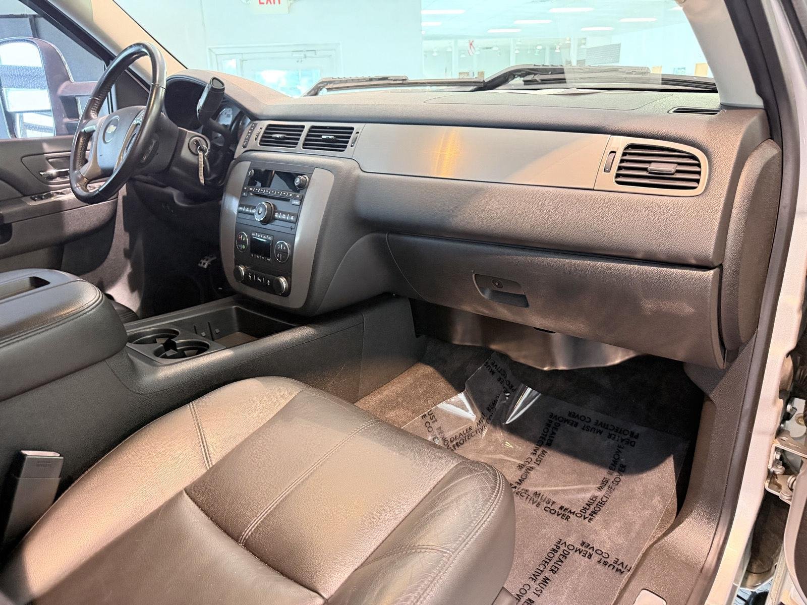 Used 2014 Silver Ice Metallic Chevrolet LTZ image 31
