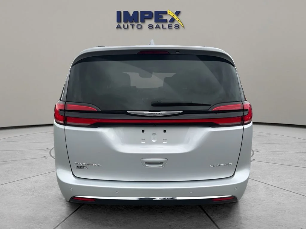 Used 2022 Silver Chrysler Limited image 4