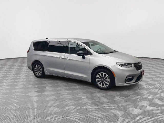 Used 2024 Silver Mist Clearcoat Chrysler Hybrid Select image 41