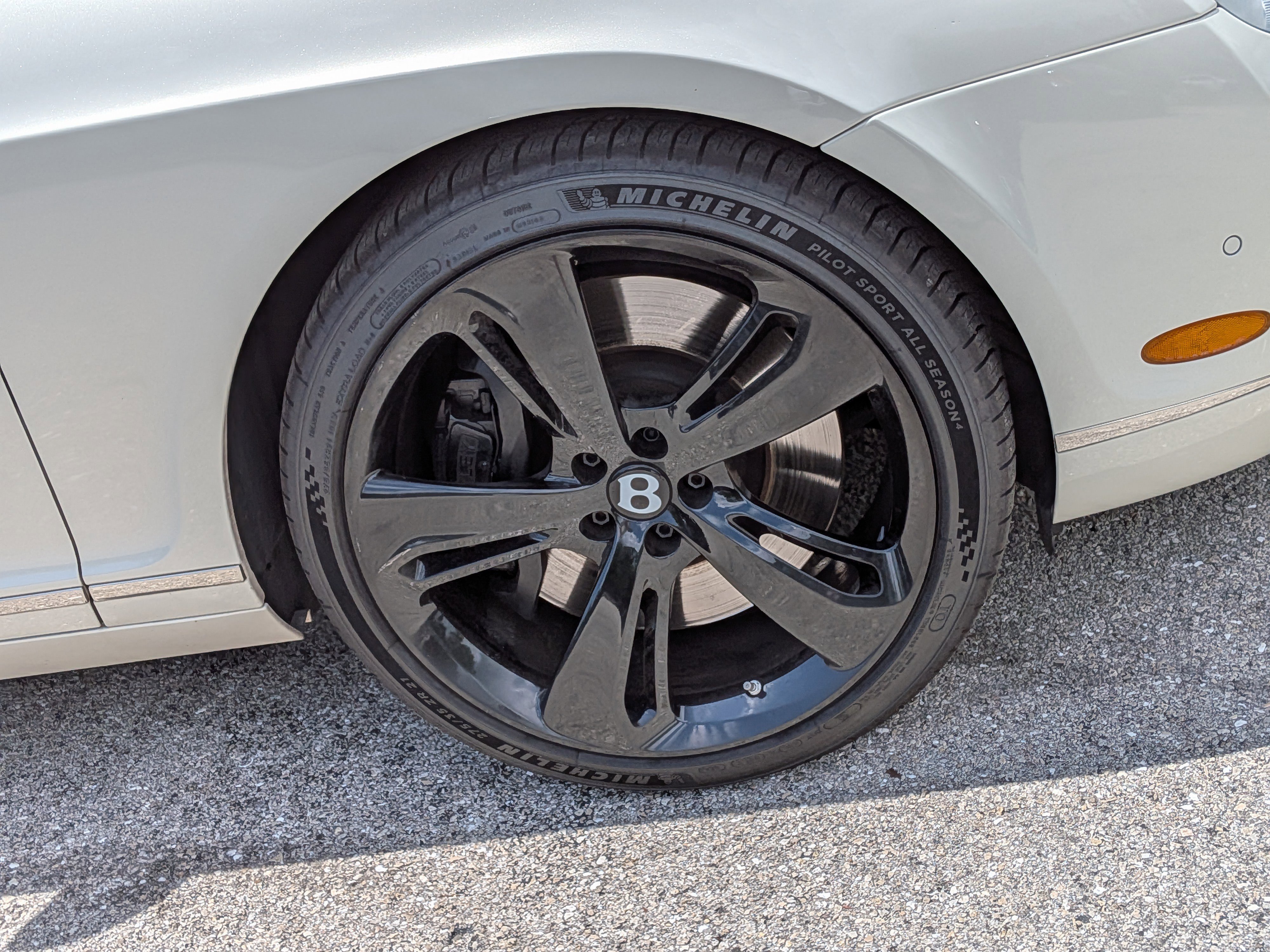 Used 2009 Glacier White Bentley Base image 11