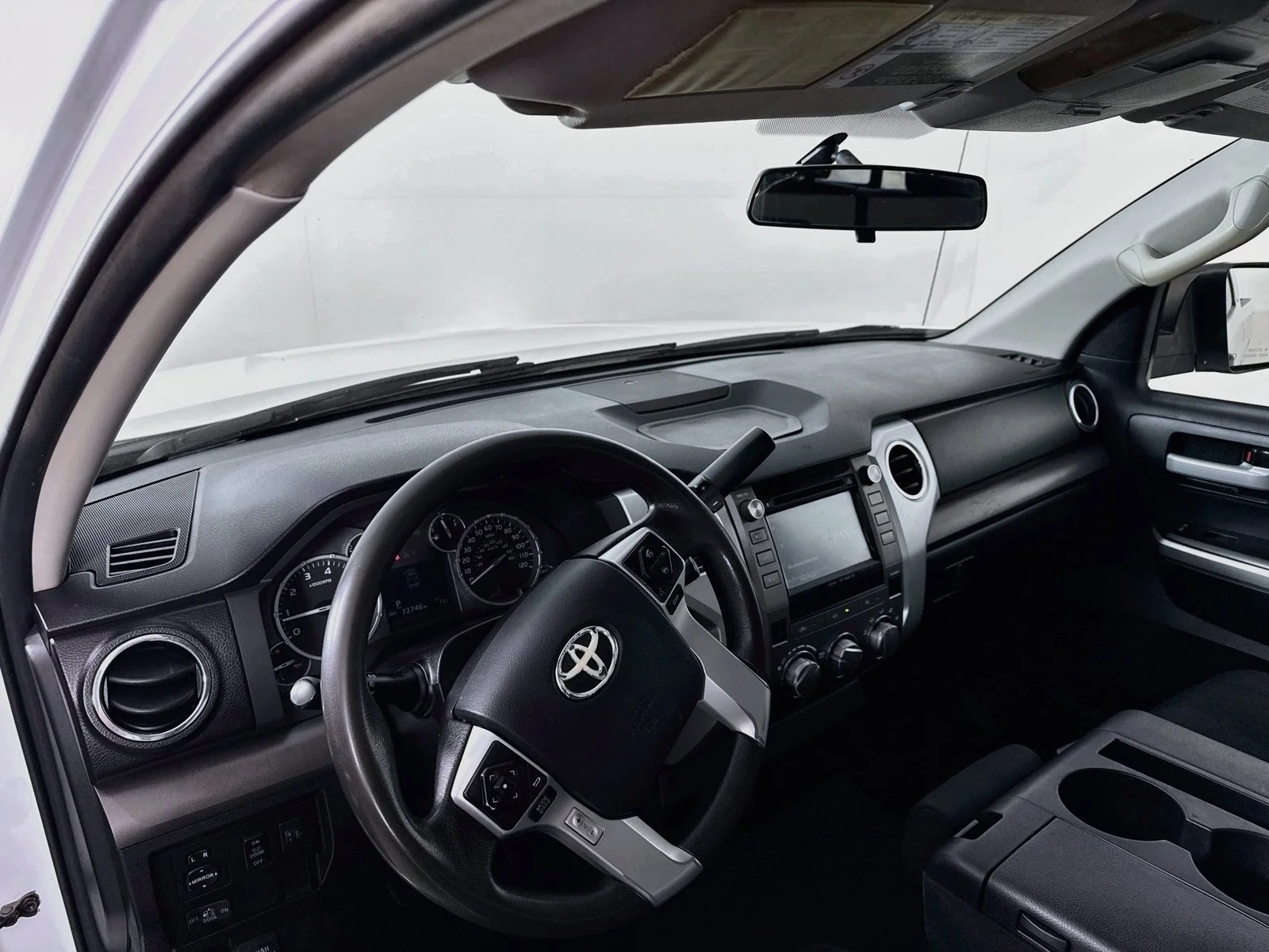 Used 2016 White Toyota SR5 image 9