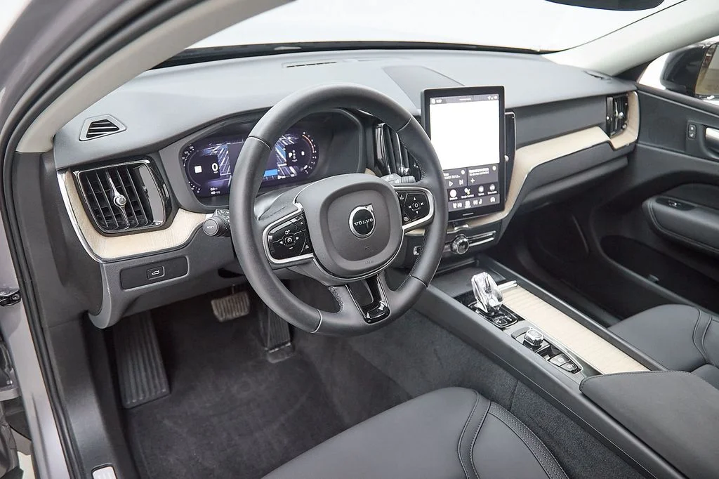 New 2026 Aurora Silver Volvo Plus image 12
