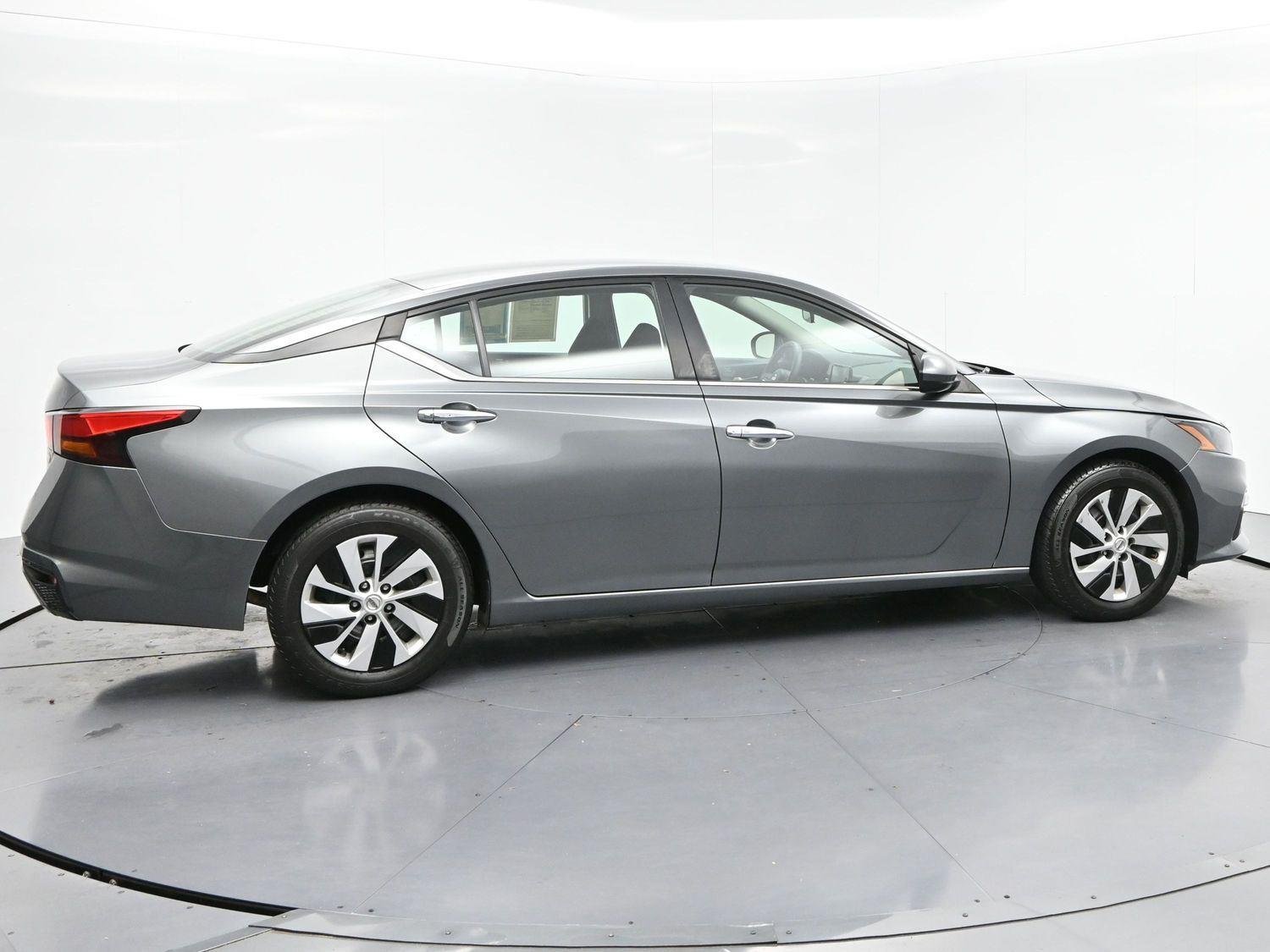 Used 2022 Gun Metallic Nissan 2.5 S image 8