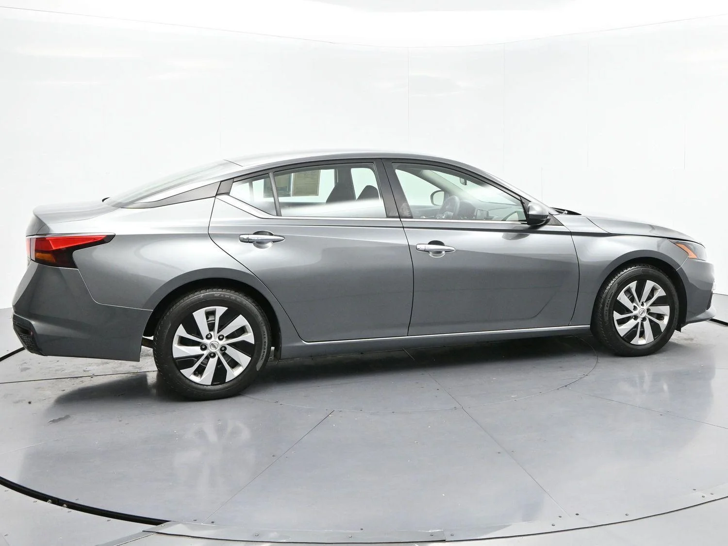 Used 2022 Gun Metallic Nissan 2.5 S image 8