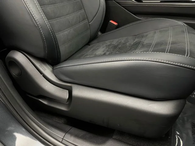 Used 2025 Moonstone Gray Metallic/Black Roof Mitsubishi SE image 18