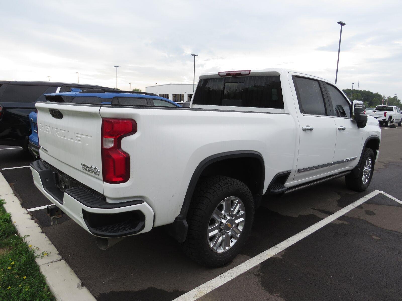 Used 2024 Summit White Chevrolet High Country image 13