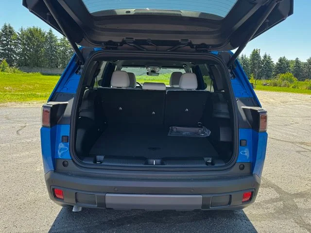 New 2026 Hydro Blue Pearl-Coat Exterior Paint Jeep Limited image 17