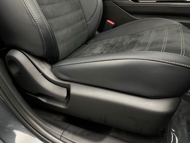 Used 2025 Moonstone Gray Metallic/Black Roof Mitsubishi SE image 18