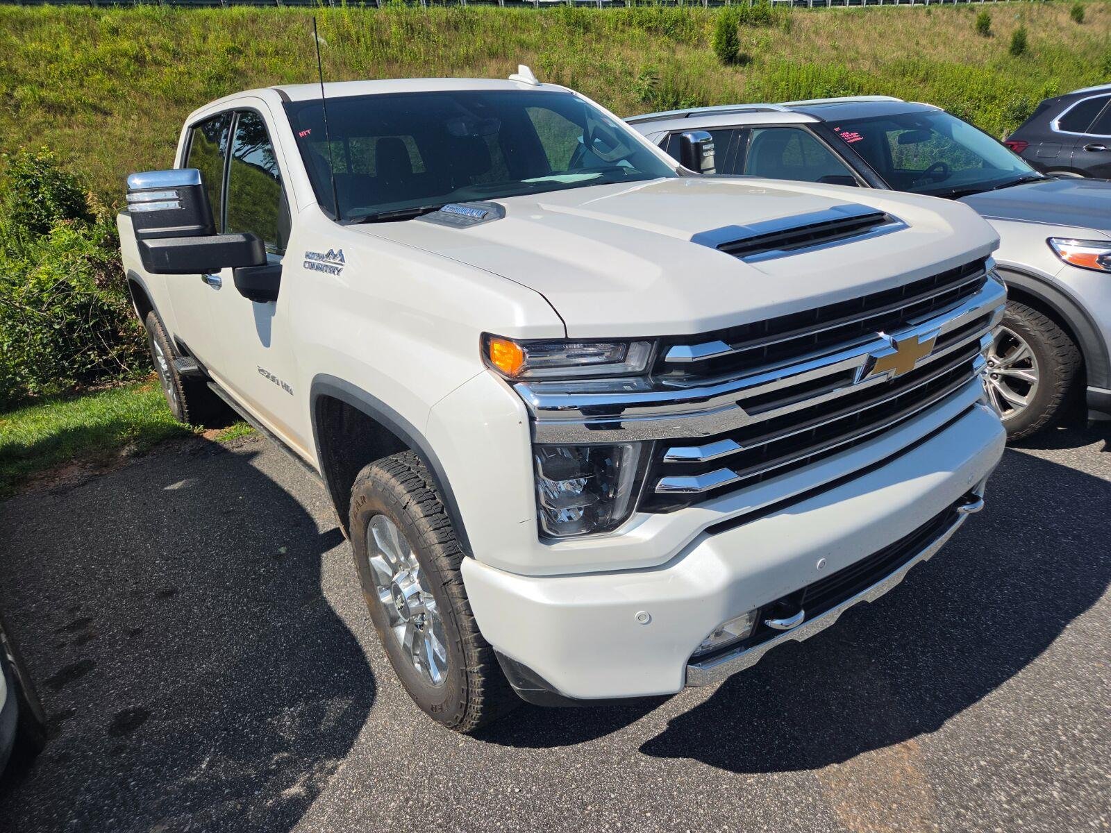 Used 2023 IRIDESCENT PEARL TRICOAT Chevrolet High Country image 3