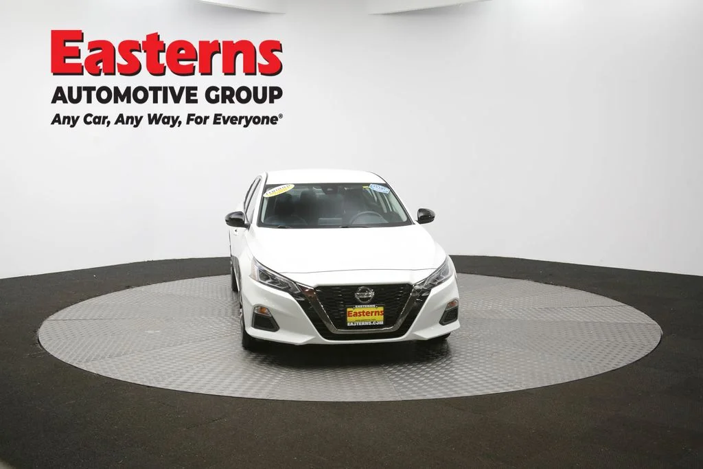 Used 2022 White Nissan 2.5 SR image 47