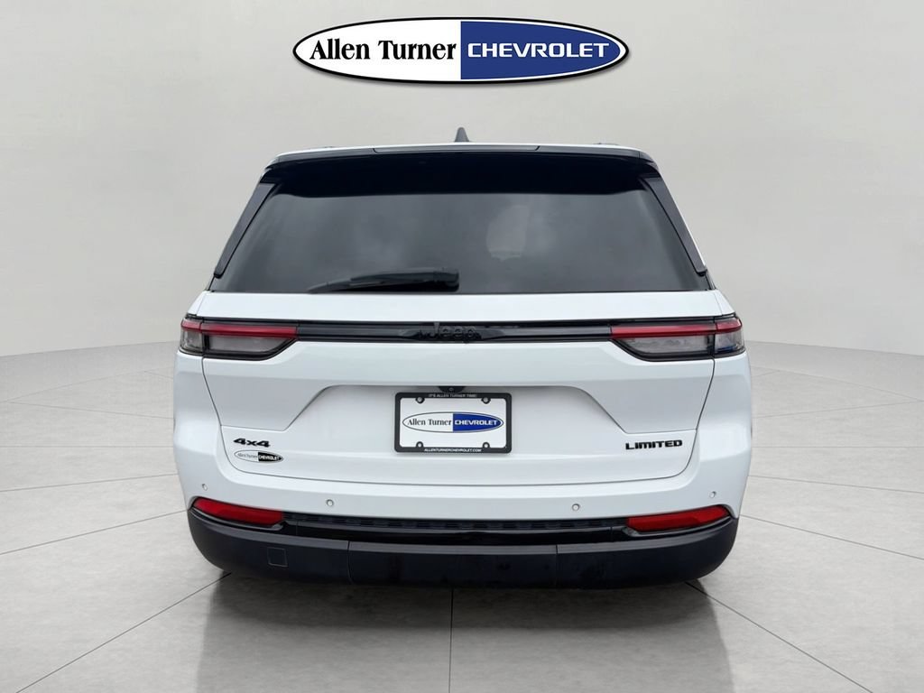 Used 2023  Jeep Limited image 5