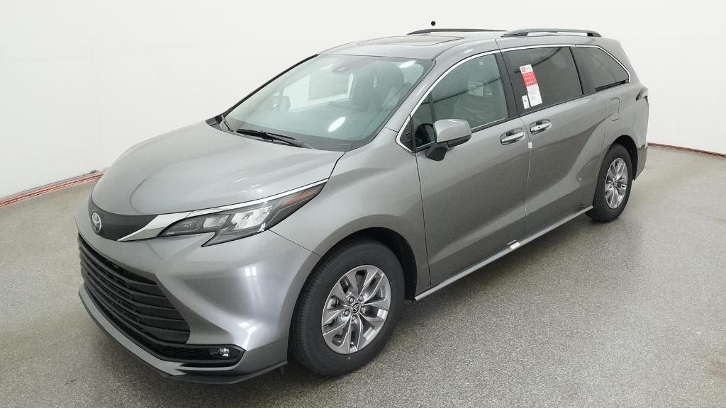 2026 Toyota Sienna XLE 8-Passenger Hybrid FWD's photo