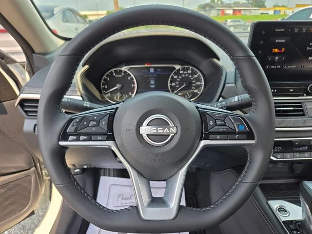 Used 2025 White Nissan 2.5 SV image 31